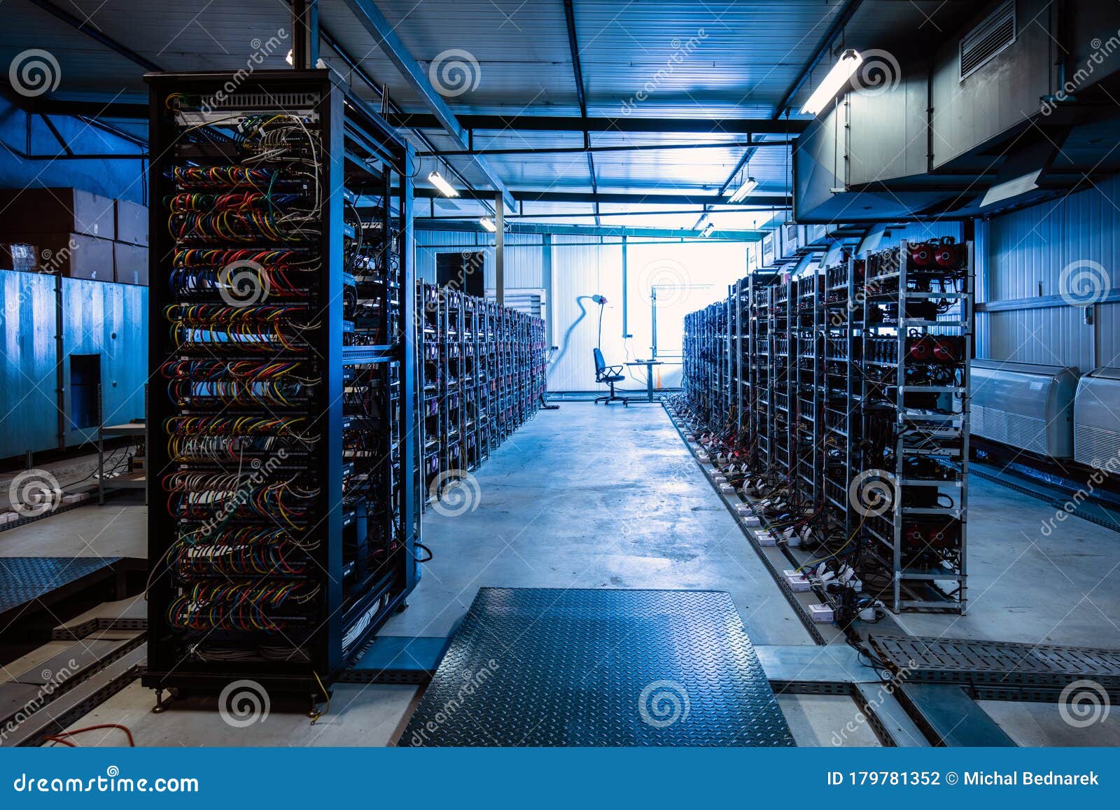 Differences Between Bitcoin Mining Farms And Traditional Data Centers