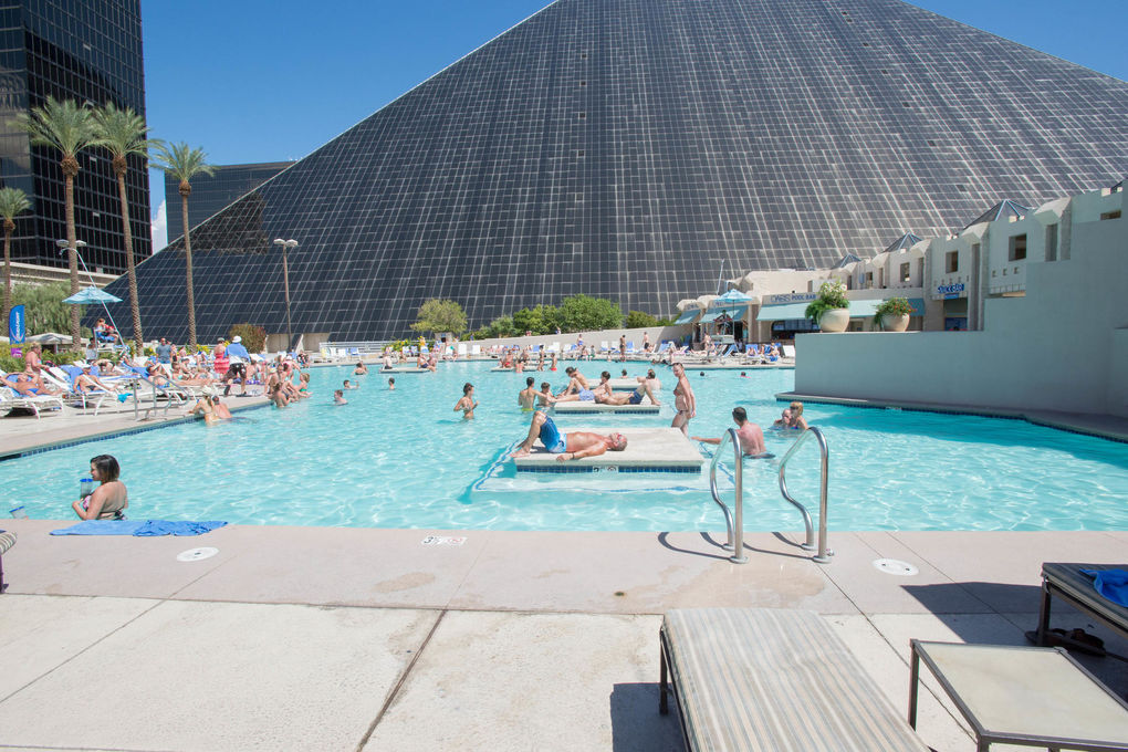 Luxor Pool: Hours, Cabanas & Fees In 