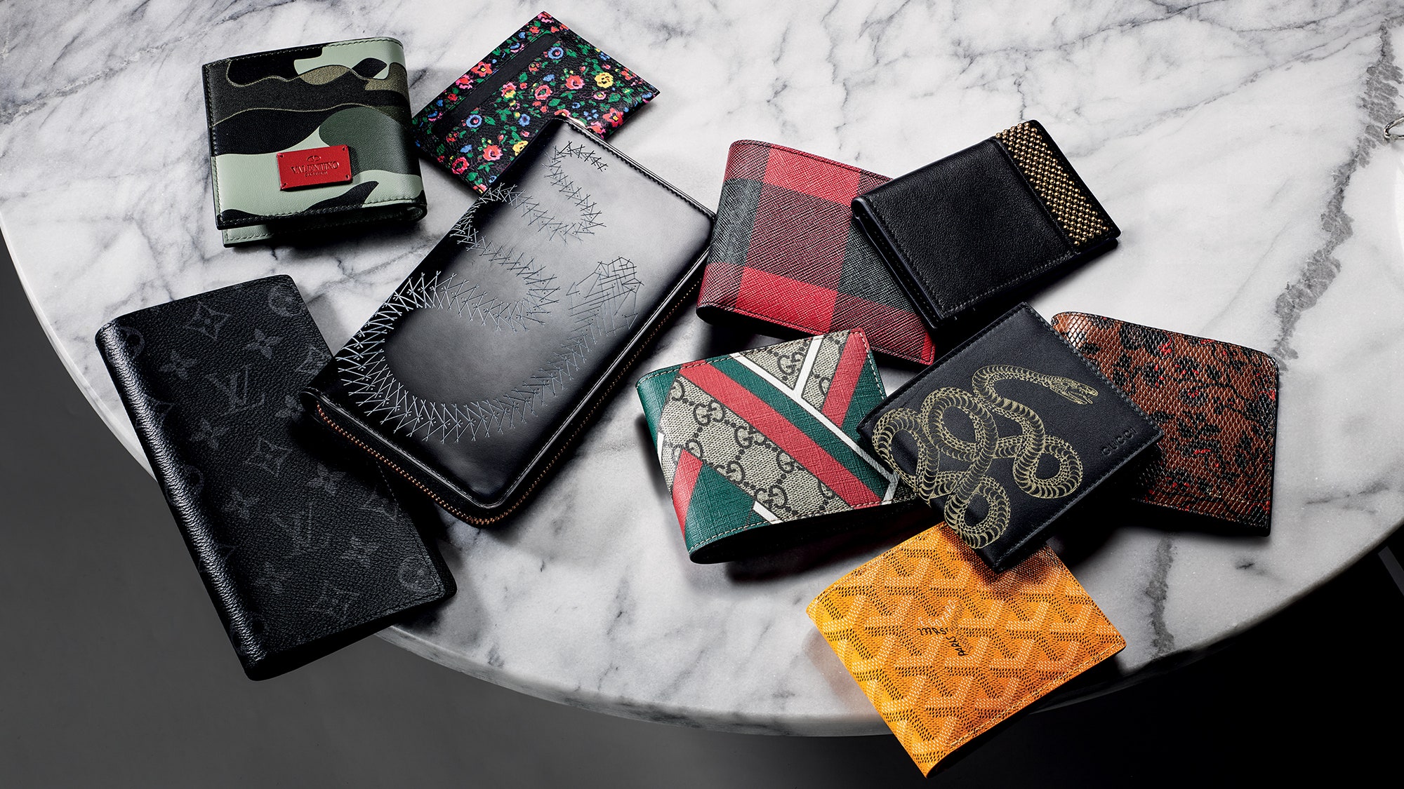 Wallets for Men Online from Luxury Brands Up to 40% Off | AJIO LUXE