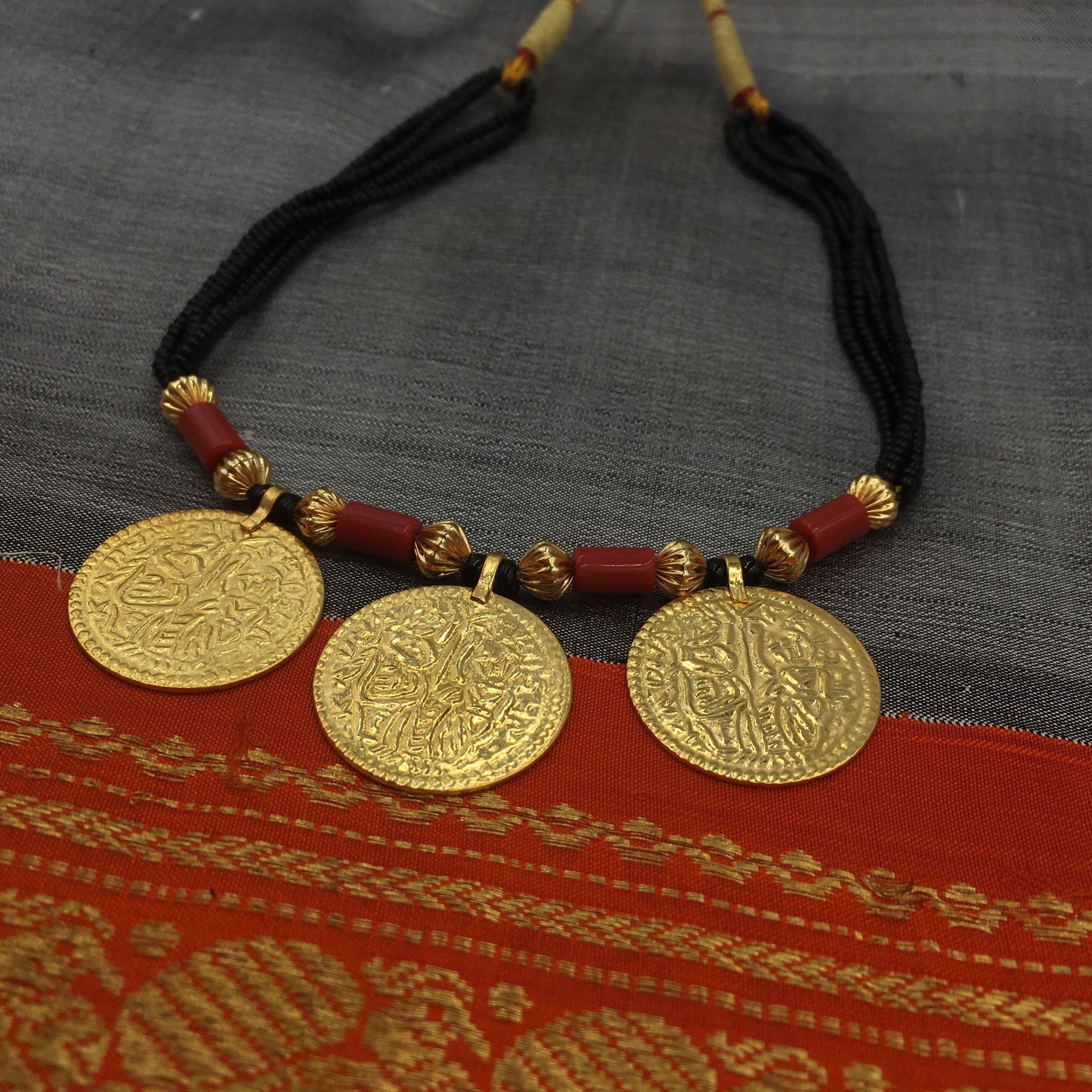 kasu lakshmi coins necklace | Gold necklace designs, Gold fashion necklace, Gold jewelry fashion